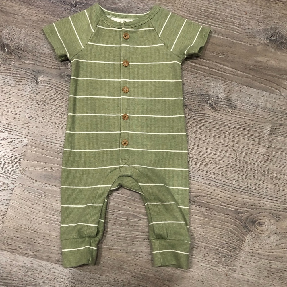 Greyson Collective. Ribbed striped short sleeve bodysuit.Green/white.6-9months.